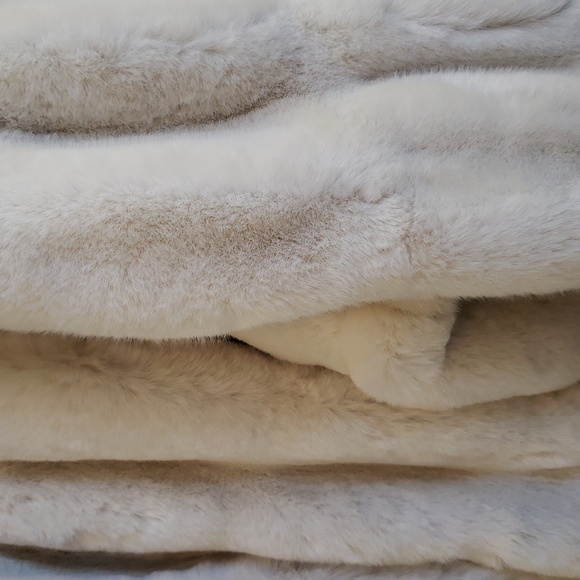 Donna Salyers' Fabulous Furs Faux Fur Jacket w Zipper, Elasticized Cuffs, Bottom - Picture 9 of 16